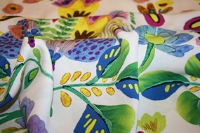 Viscose stof med farvestrålende blomster på en lys bund