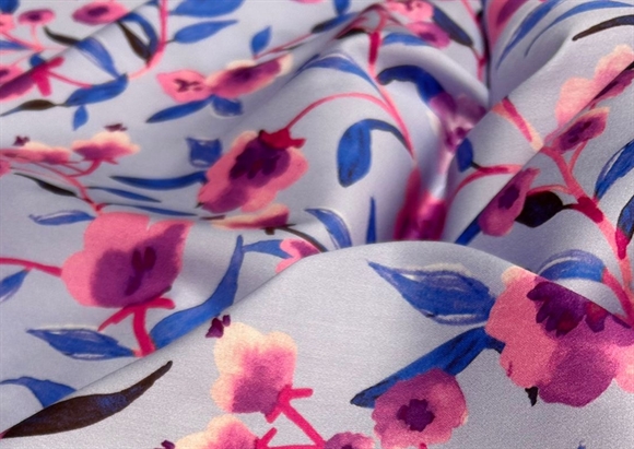 Vævet viskose stof med blomster på lyselilla bund