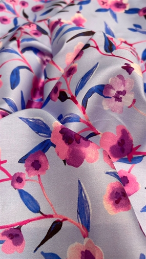 Vævet viskose stof med blomster på lyselilla bund