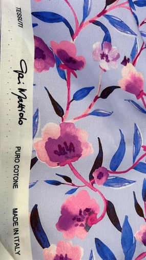 Vævet viskose stof med blomster på lyselilla bund