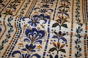 Viskose crepe med middelhavsinspireret print i blå og okker