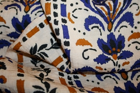 Viskose crepe med middelhavsinspireret print i blå og okker