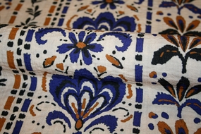 Viskose crepe med middelhavsinspireret print i blå og okker