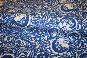 Vævet viskose stof med middelhavsinspireret blåt print