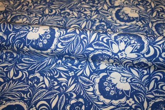 Vævet viskose stof med middelhavsinspireret blåt print