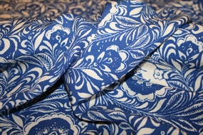 Vævet viskose stof med middelhavsinspireret blåt print