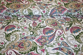 Vævet viskose stof med paisley print på hvid bund