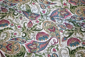 Vævet viskose stof med paisley print på hvid bund