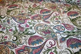 Vævet viskose stof med paisley print på hvid bund