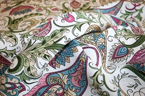 Vævet viskose stof med paisley print på hvid bund