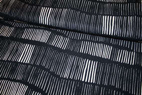 Vævet viskose stof i creme og sort \'Sticks\'