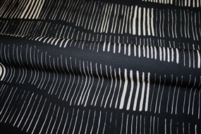 Vævet viskose stof i creme og sort \'Sticks\'