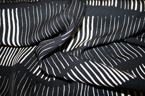 Vævet viskose stof i creme og sort \'Sticks\'