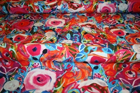 Vævet viskose med farvestrålende blomster