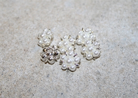 12 mm. øjeknap med hvide perler