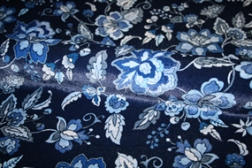 Blå blomstret velour i silke -og viskoseblanding