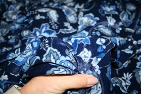 Blå blomstret velour i silke -og viskoseblanding