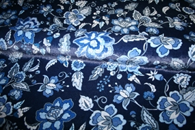 Blå blomstret velour i silke -og viskoseblanding