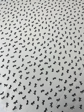 Råhvid viscose crepe med sorte sløjfer