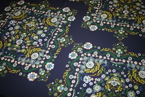 100% viskose crepe med forskudte blomsterblokke