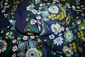 100% viskose crepe med forskudte blomsterblokke