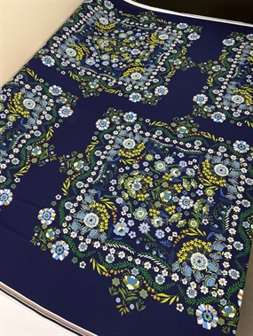 100% viskose crepe med forskudte blomsterblokke