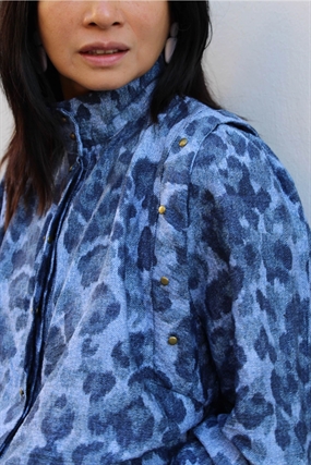 Viskose stof med blåt leopard print