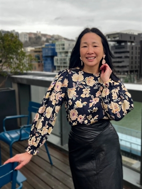 Flammet viskose stof med lyse blomster på en navy bund