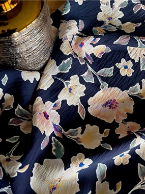 Flammet viskose stof med lyse blomster på en navy bund