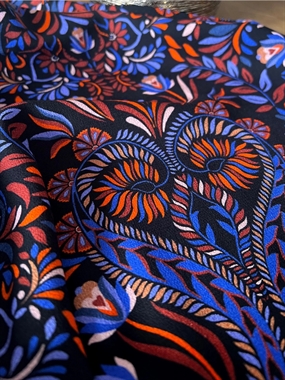 Viskose stof med etnisk inspireret mønster