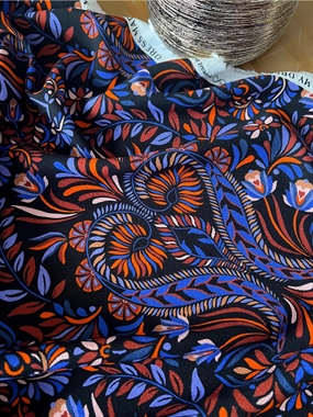 Viskose stof med etnisk inspireret mønster