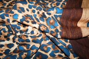 Twillvævet viscose med leopardprint og bort