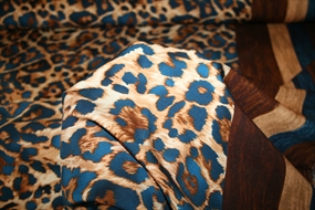 Twillvævet viscose med leopardprint og bort