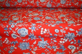 Crepevævet viskose stof med blå blomster på rød bund