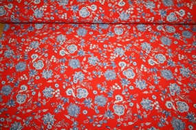 Crepevævet viskose stof med blå blomster på rød bund