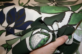 Viskose stof med bladmønster