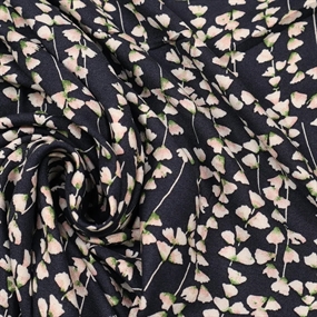 100% viskose crepe med blomster på en mørkeblå bund