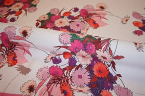 VIskose stof med blomster og bort