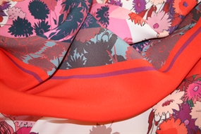 VIskose stof med blomster og bort