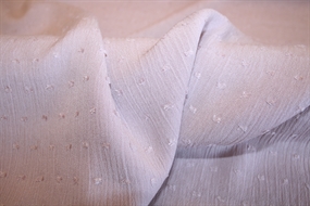 Vævet viskose i gammelrosa med crinkled struktur og små dutter