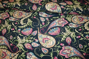 Viskose stof med paisley print på mørkeblå bund