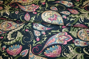 Viskose stof med paisley print på mørkeblå bund