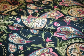 Viskose stof med paisley print på mørkeblå bund