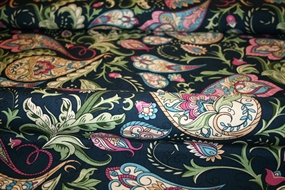 Viskose stof med paisley print på mørkeblå bund