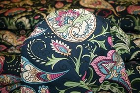 Viskose stof med paisley print på mørkeblå bund