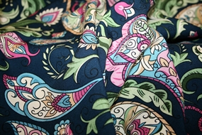 Viskose stof med paisley print på mørkeblå bund