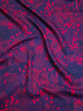 Twillvævet viskose stof med pink/navy digitalprint