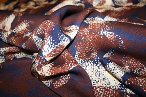 Twillvævet viskose med print i efterårsfarver