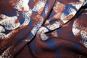 Twillvævet viskose med print i efterårsfarver