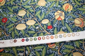 William Morris bomulds stof \'Fruit Ink\'